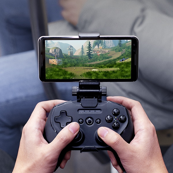 SteelSeries Stratus Duo Kontroller med telefon og det spilles et spill