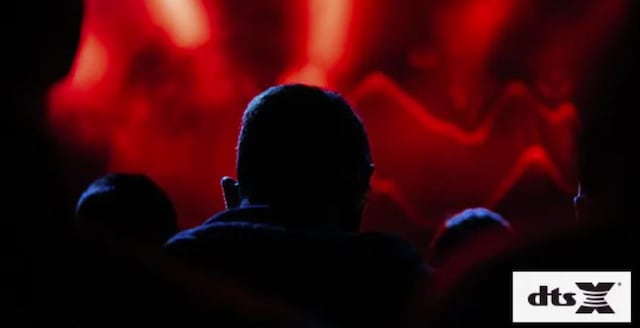 DTS:X uppslukande ljudformatering placerar ljud där det naturligt skulle förekomma i rummet DTS:X uppslukande ljudformatering placerar ljud där det naturligt skulle förekomma i rummet