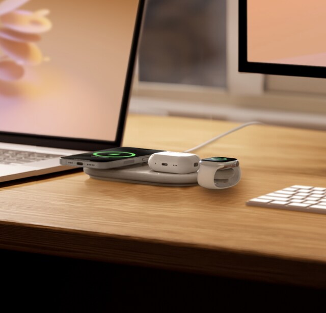 Använd den extra USB-C-porten för att ladda med den medföljande USB-C Apple Watch-laddaren