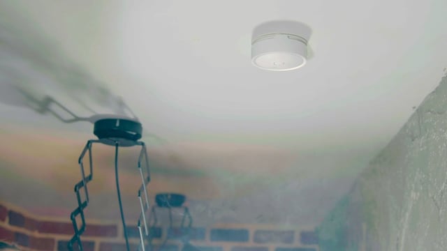 Skickar ett omedelbart meddelande och larmar