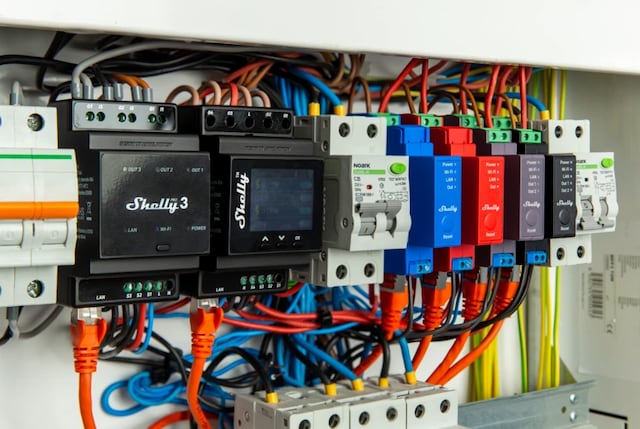 Bryter strömförsörjningen till alla apparater