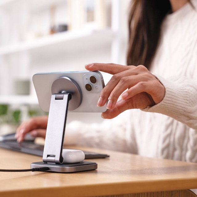 Satechi 2-i-1 hopfällbart Qi2 trådlöst laddningsställ